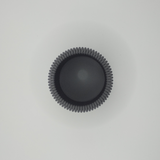 Detail van plat geribbeld oppervlak op minimalistische potloodhouder