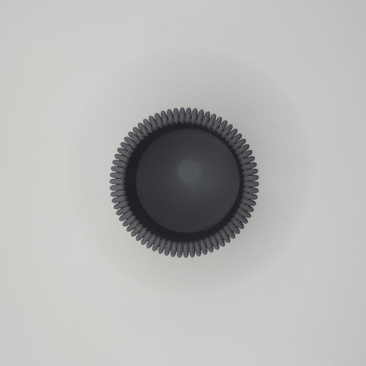 Detail van plat geribbeld oppervlak op minimalistische potloodhouder