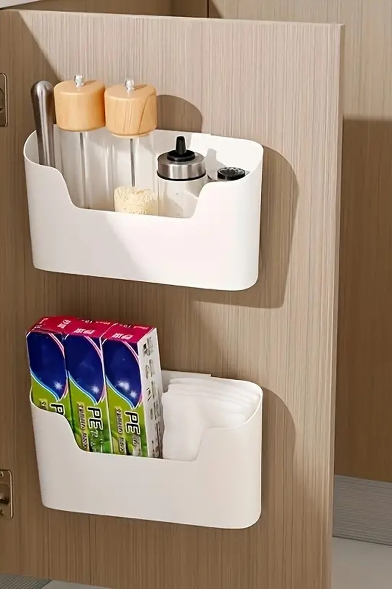 Minimalistische opbergbox voor aan de muur die naar voren helt, close-up