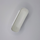 Detail van de afgeschuinde rand van een witte wandorganizer