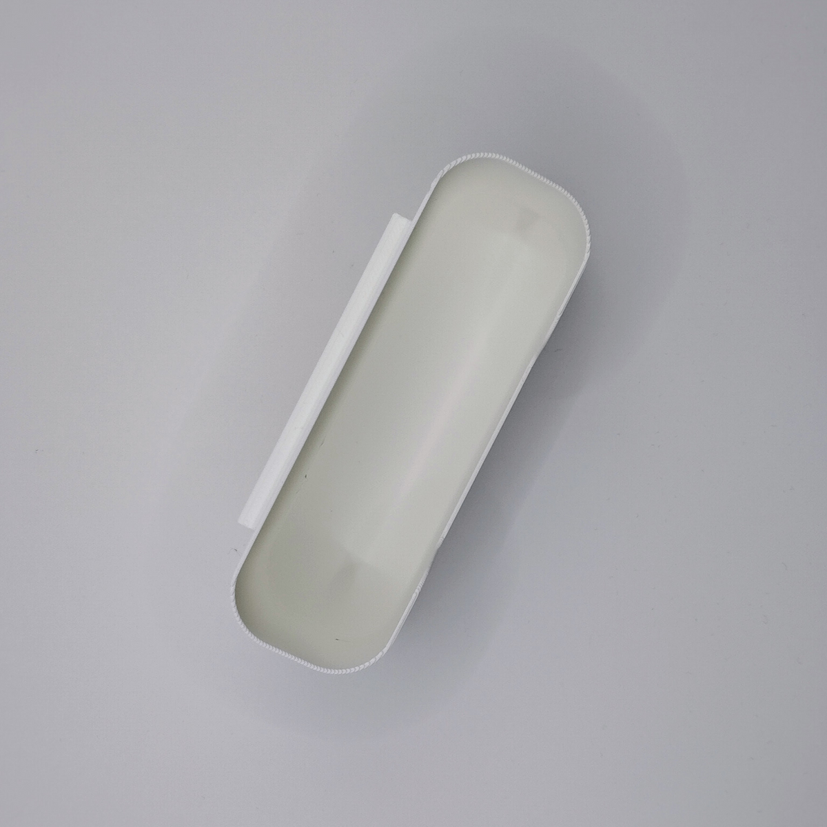 Detail van de afgeschuinde rand van een witte wandorganizer