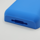 Witte telefoonhouder aan de muur met kabeldoorvoer, close-up