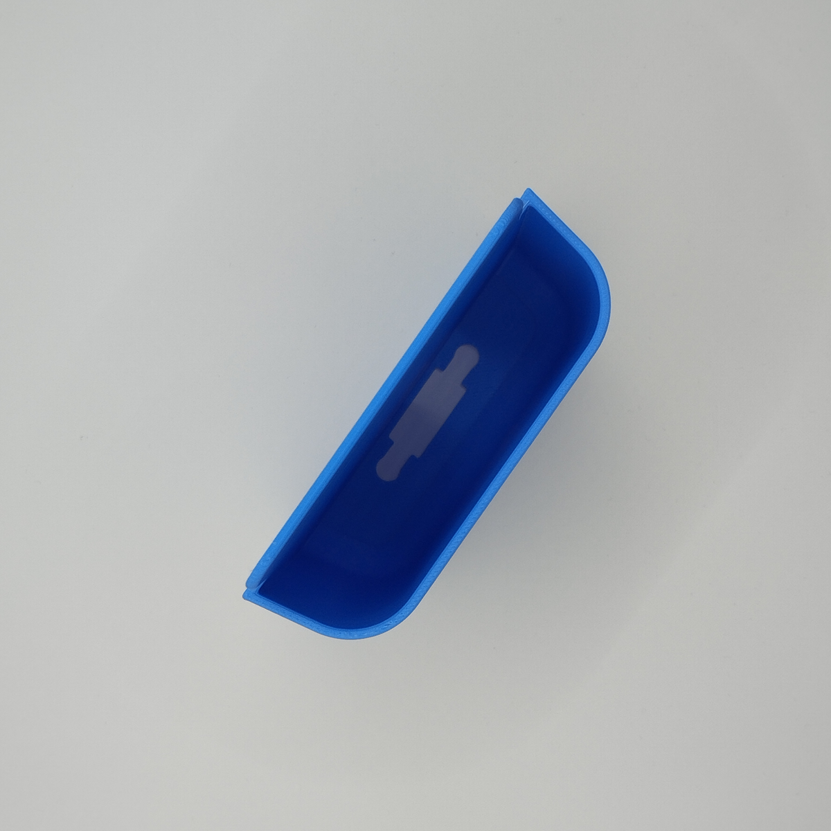 Witte telefoonhouder aan de muur met kabeldoorvoer, close-up
