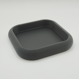 Wit rond sleutelbakje op een wandtafel in de hal met sleutels en munten