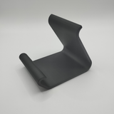 Gebogen telefoonhouder op een houten bureau met een iPhone