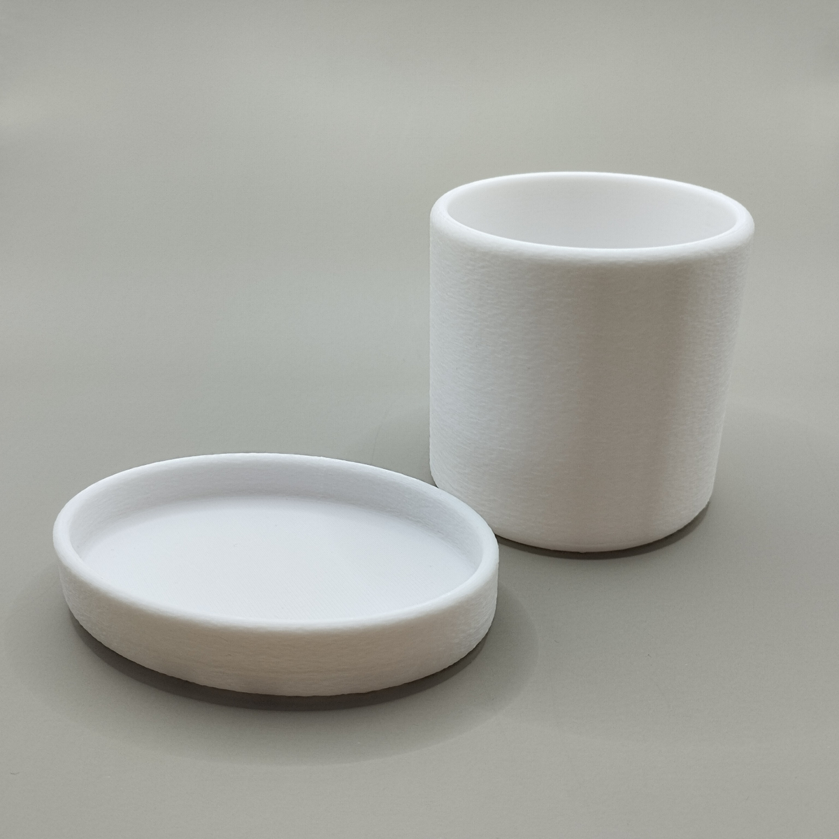 Set met zeepbakje en tandenborstelhouder in de badkamer met zeep en tandenborstel
