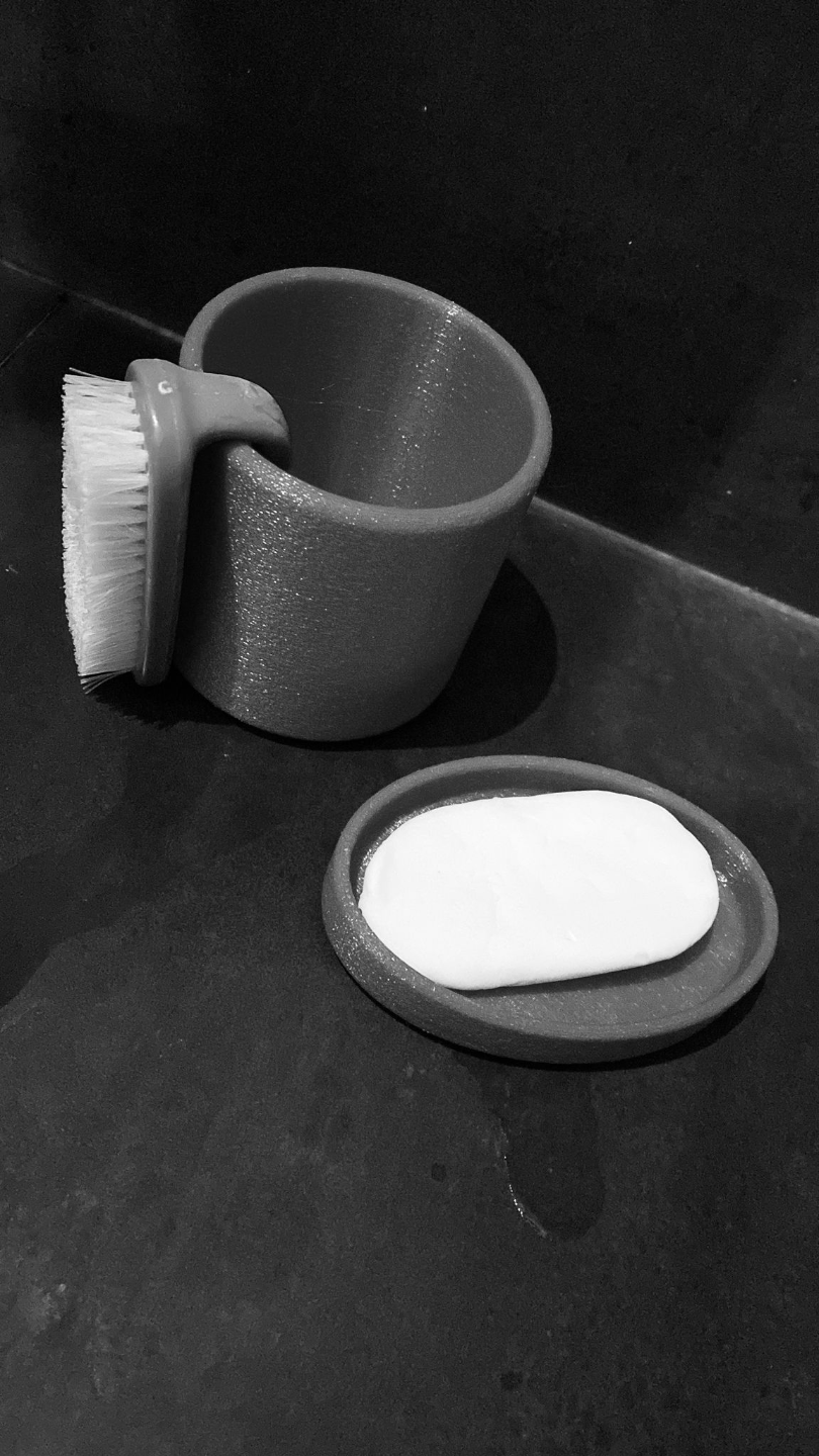 Witte set met zeepbakje en tandenborstelhouder van voren gezien in glad, minimalistisch ontwerp