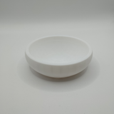Minimalistische schaal voor sleutels en munten op een haltafel met verspreid liggende sleutels