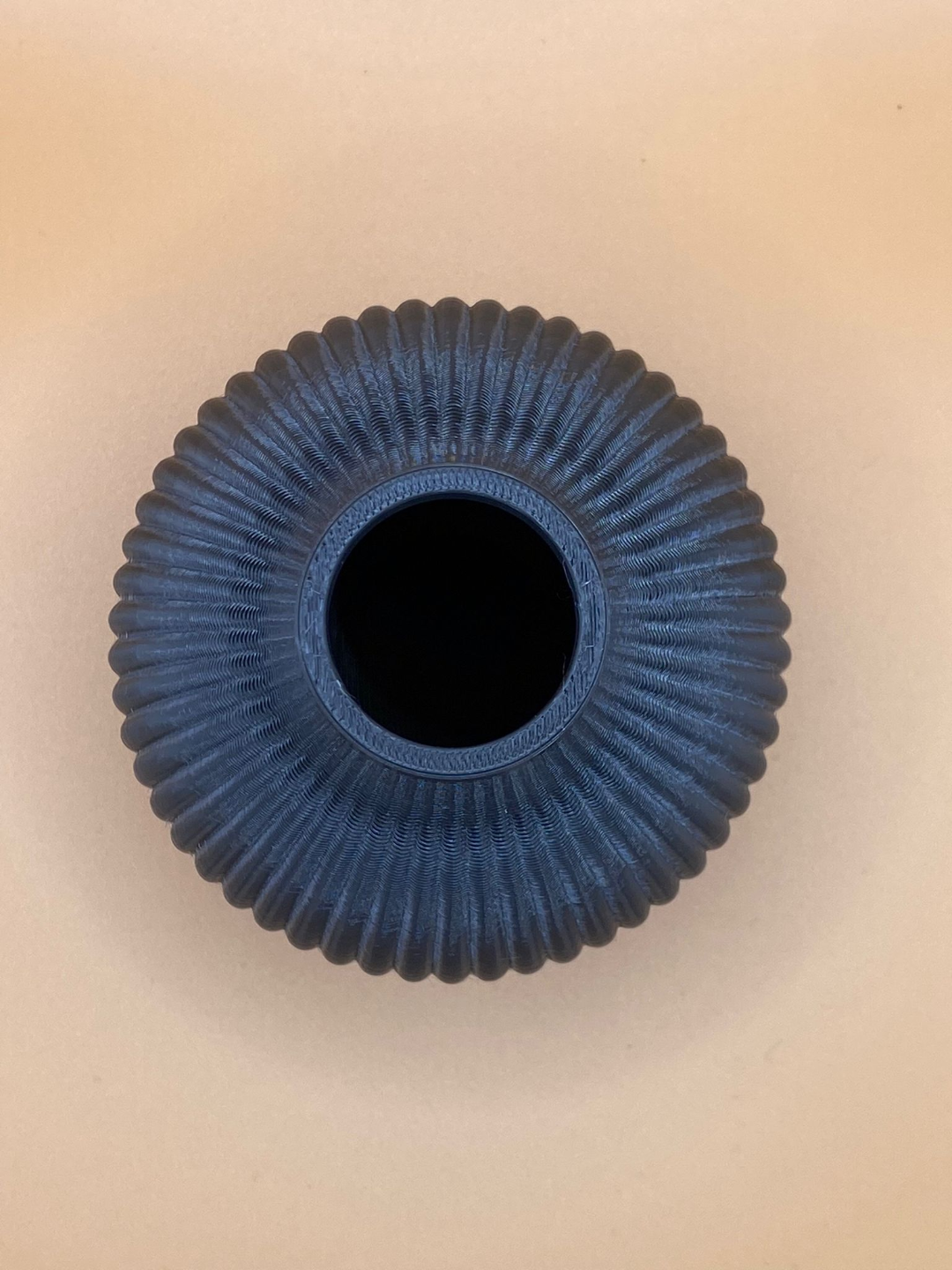 Detail van geribbelde vaas die het licht vangt