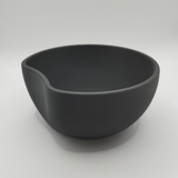 Witte sleutelschaal op een wandtafel in de hal met sleutels en munten