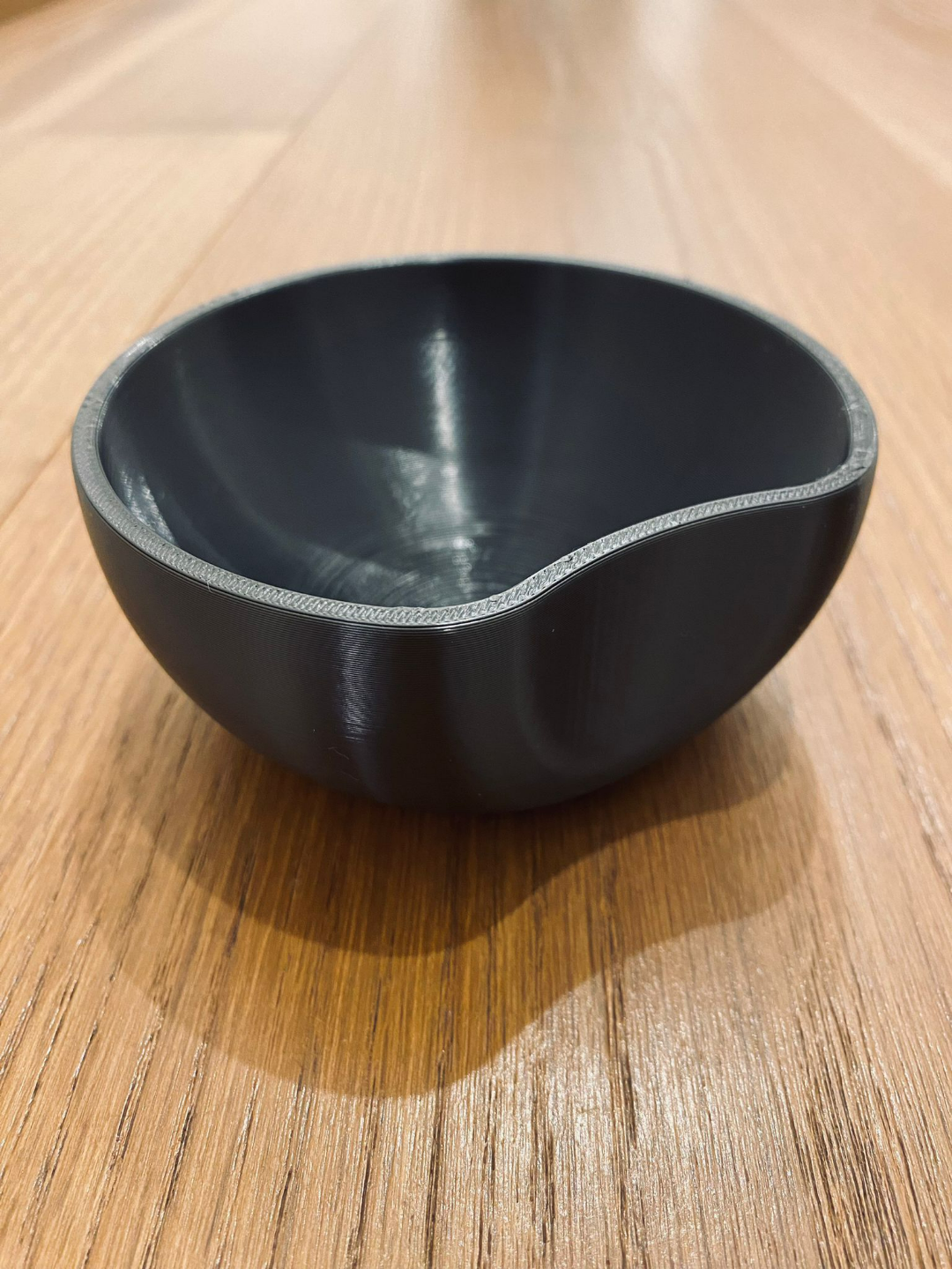 Minimalistische sleutelschaal met ronde uitsparing in neutrale afwerking