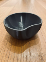 Minimalistische sleutelschaal met ronde uitsparing in neutrale afwerking