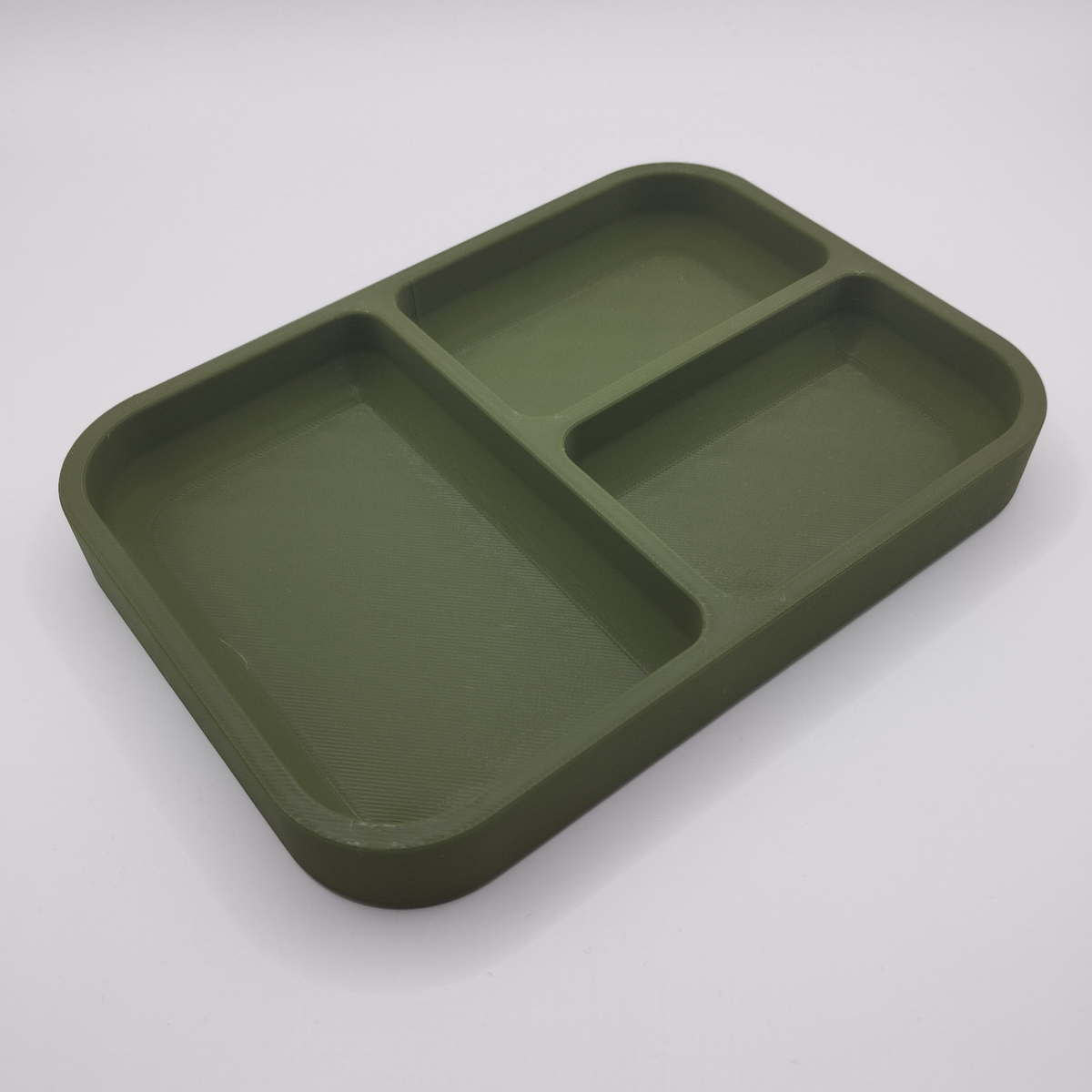 Minimalistisch bakje voor sleutels en munten op een wandtafel met sleutels erin