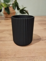 Geribbelde houder voor keukengerei met verticale structuur, close-up