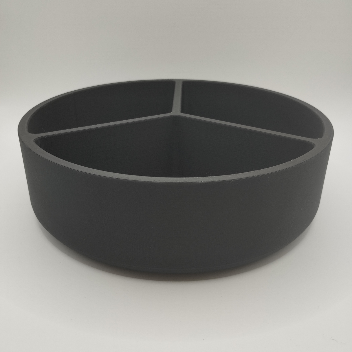 Minimalistische snackschaal op een houten tafel met noten en gedroogd fruit