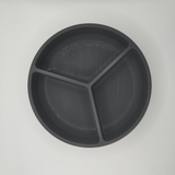 Detail van de drie vakken van het snackschaaltje