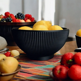 Lemony – geribbelde designschaal op een witte plank met minimalistische styling