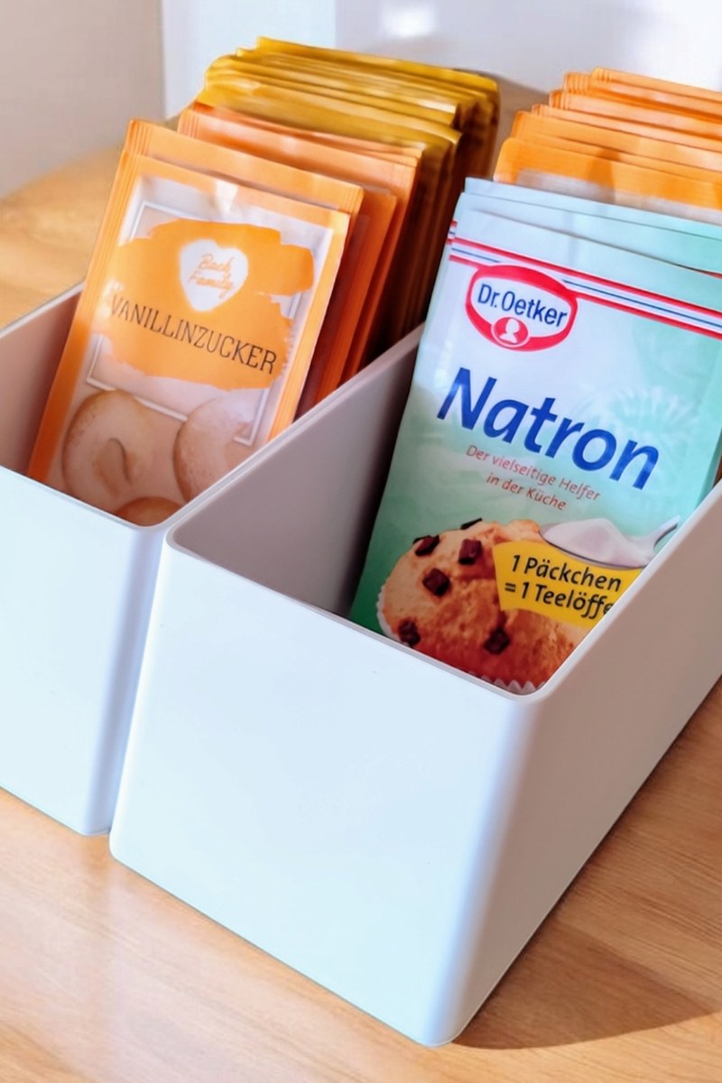 Close-up van een geribbelde organizer voor bakingrediënten met greepdetail