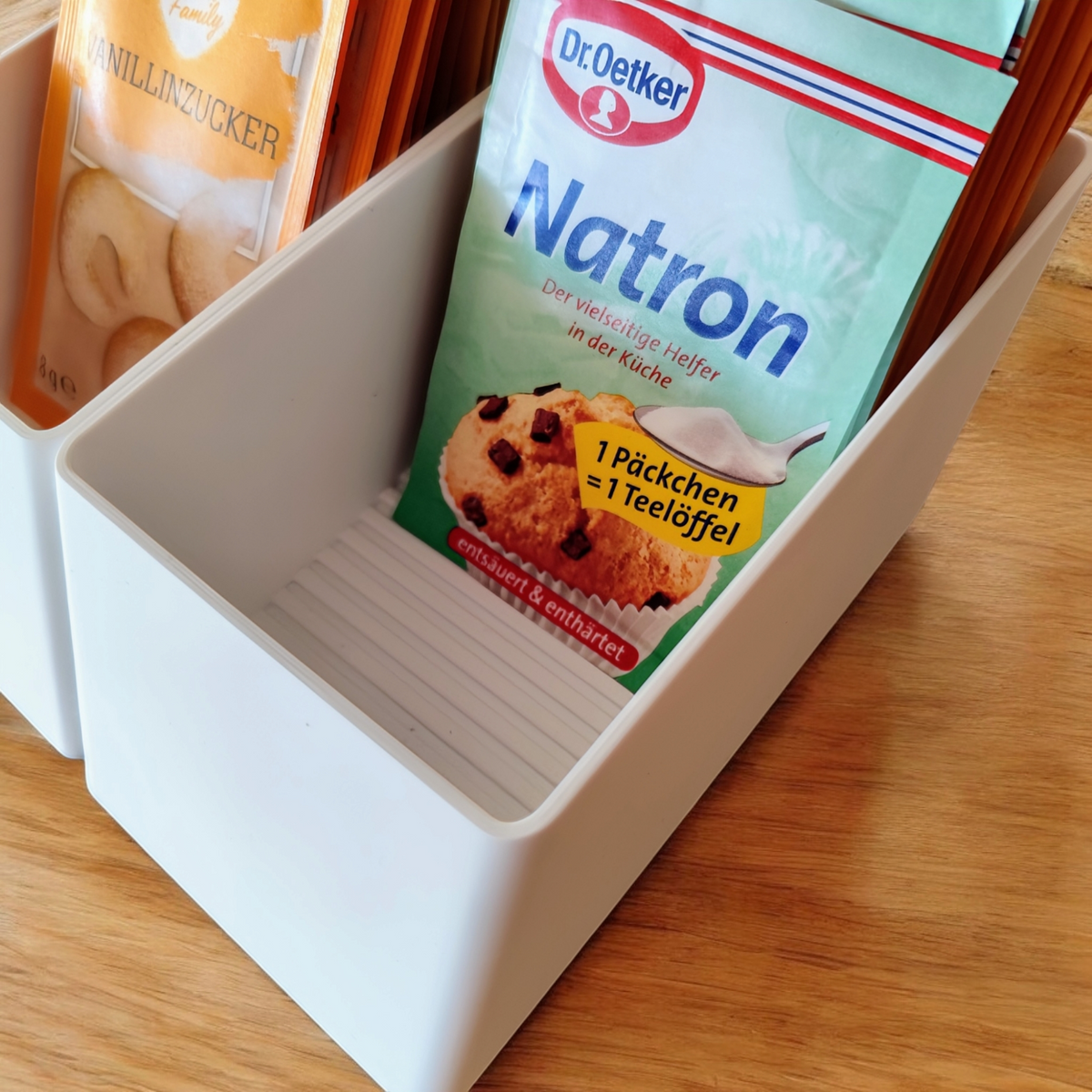 Schuine organizer voor bakingrediënten met zakjes op een keukenplank