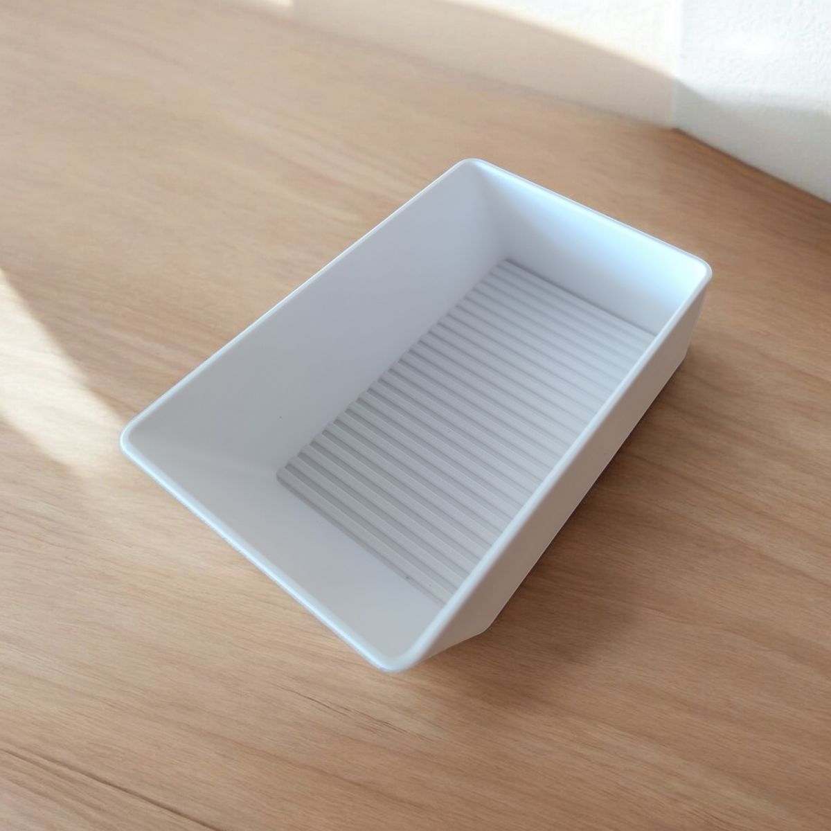 Close-up van een geribbelde organizer voor bakingrediënten met greepdetail
