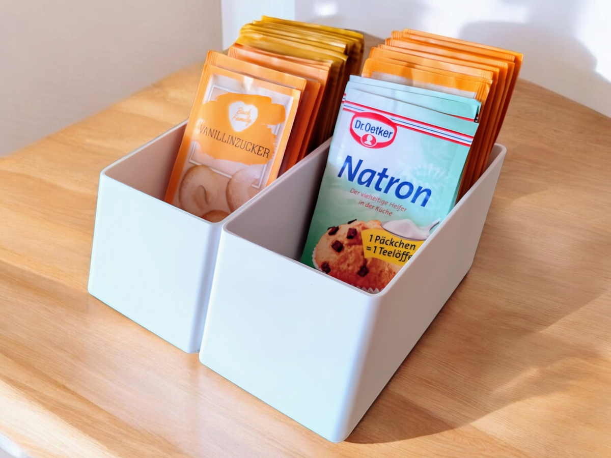Close-up van een geribbelde organizer voor bakingrediënten met greepdetail
