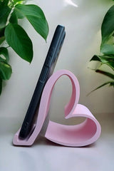 Close-up van een hartvormige Valentine-telefoonhouder in roze