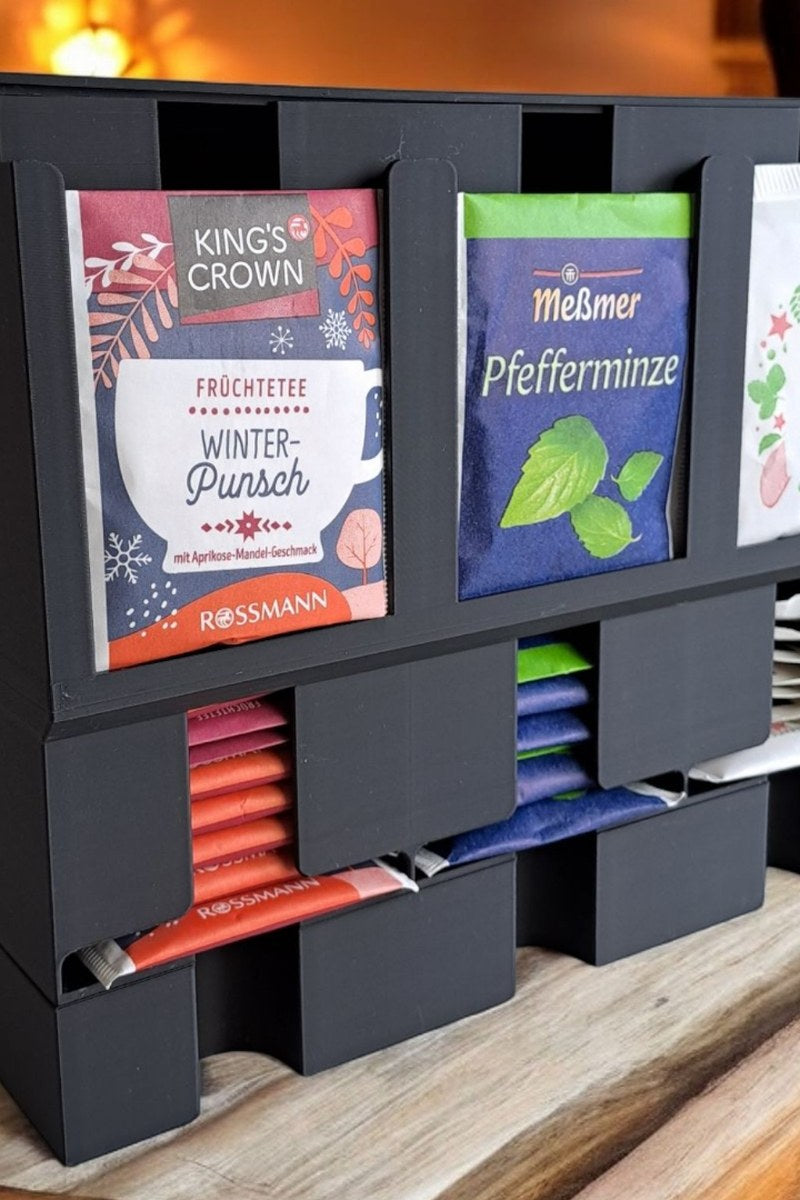 Close-up van een moderne thee-organizer met strakke lijnen en theezakjes