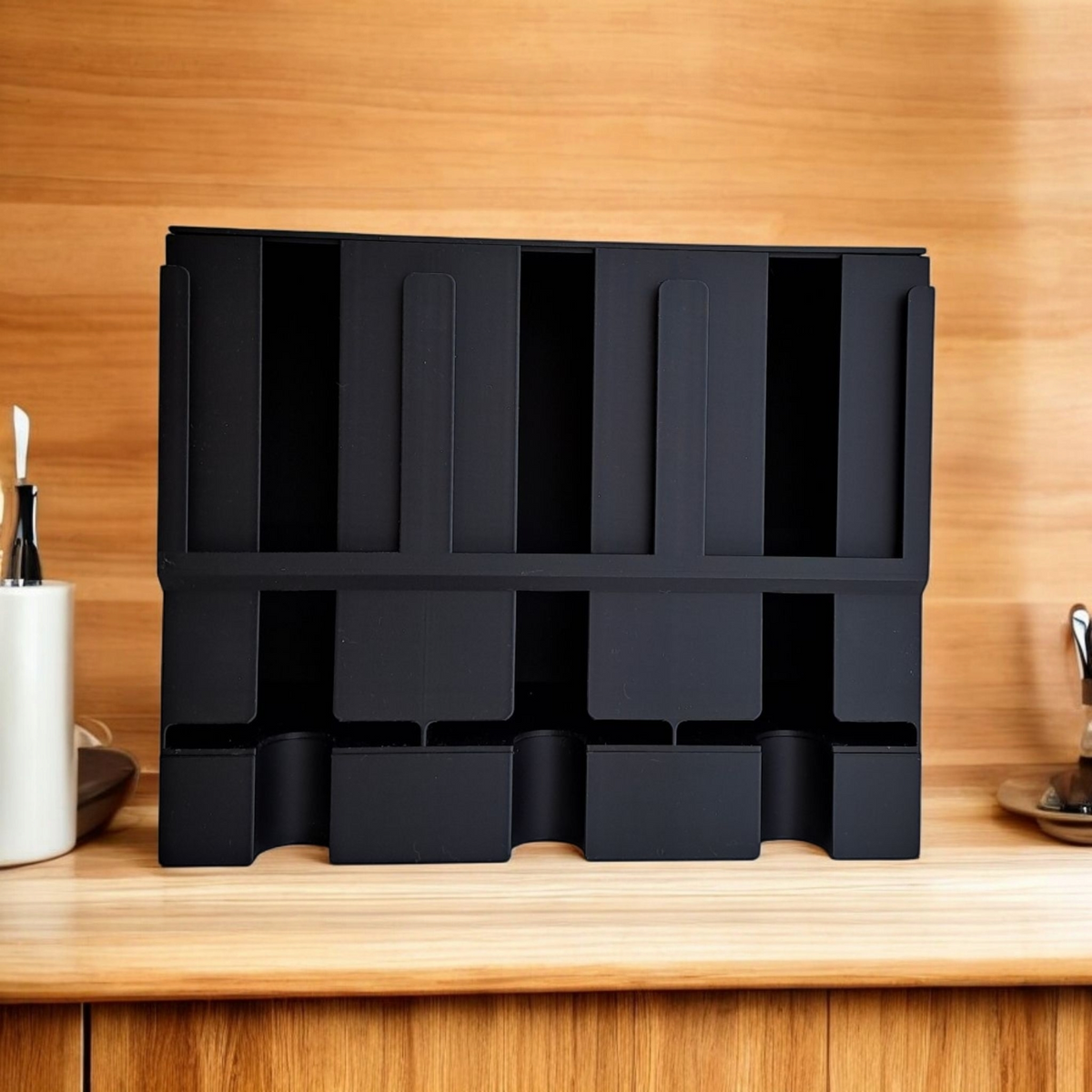 Minimalistische theehouder op een keukenplank met een theecollectie