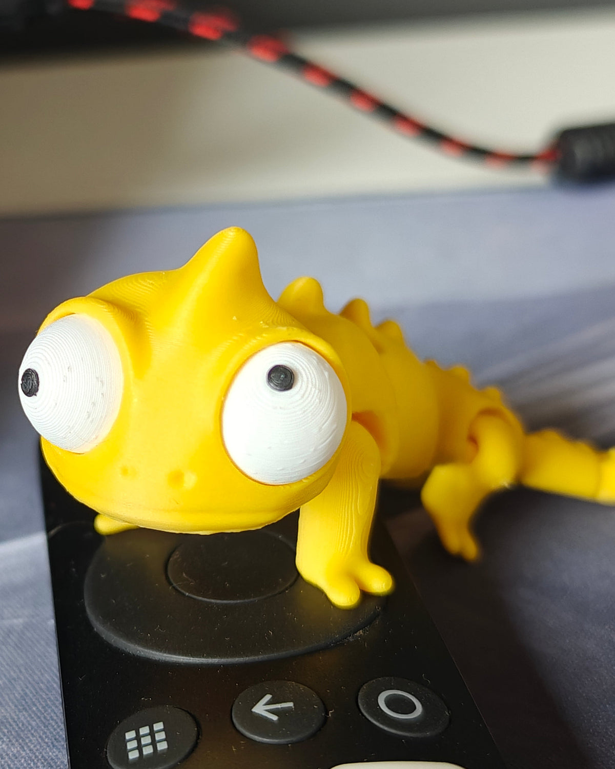 Flexi-kameleon met grote beweegbare ogen op witte achtergrond