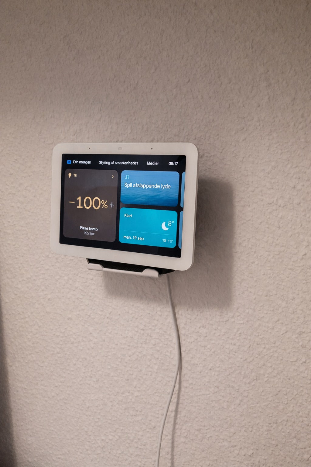 Wandhouder voor Google Nest Hub – schuin en ruimtebesparend