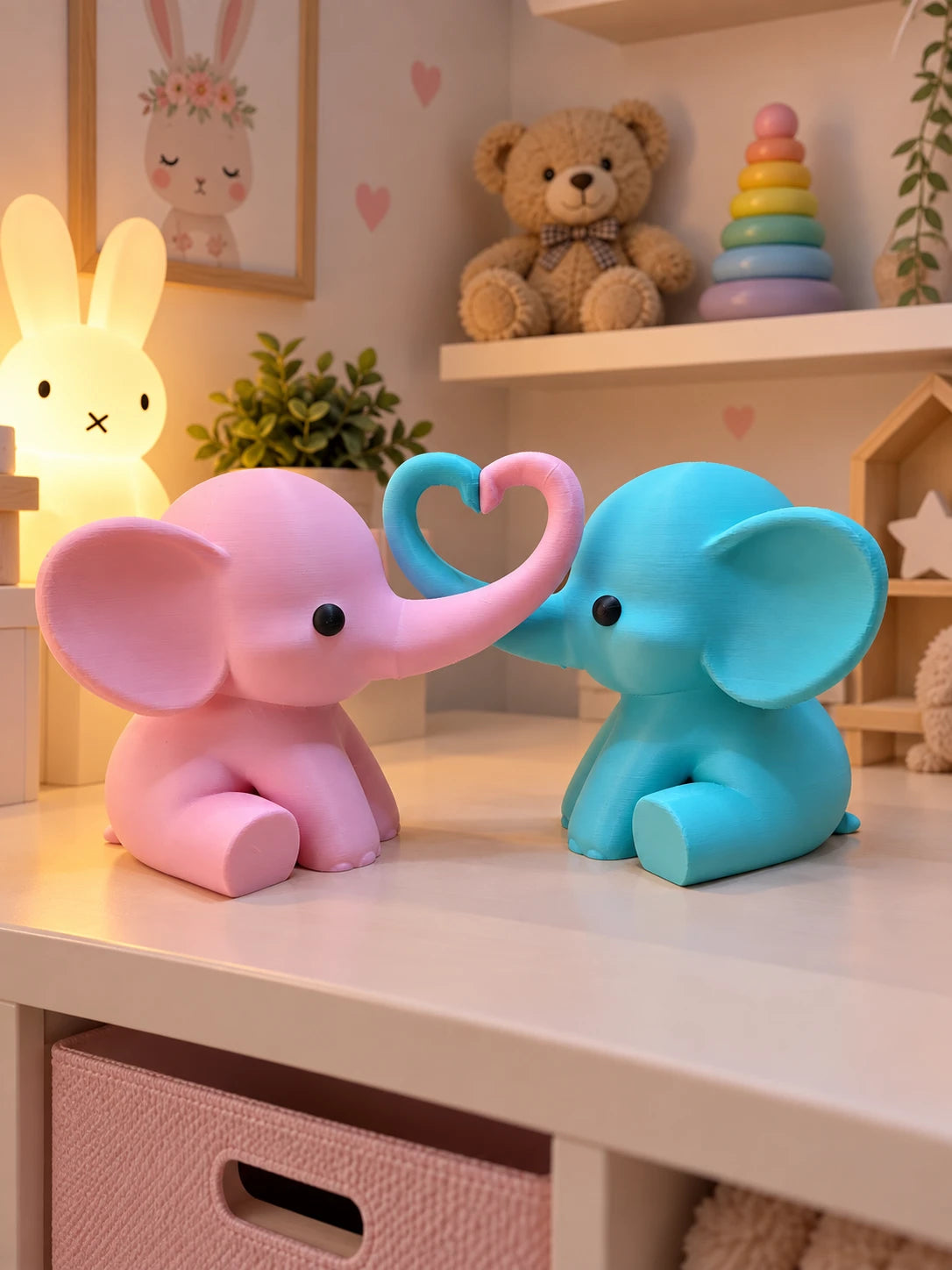 Olifantenpaar in lichtblauw en roze met slurven in hartvorm in een kinderkamer