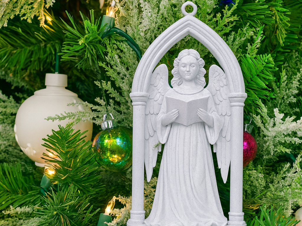 Victoriaanse engel in gotische boog als kerstboomversiering
