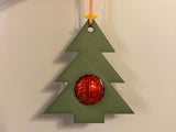 Cadeaulabel in de vorm van een kerstboom met ruimte voor een chocoladebal