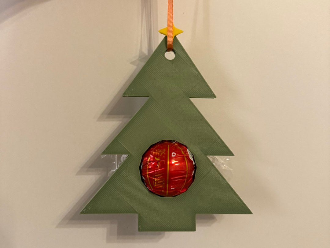 Cadeaulabel in de vorm van een kerstboom met ruimte voor een chocoladebal