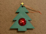 Cadeaulabel in de vorm van een kerstboom met ruimte voor een chocoladebal