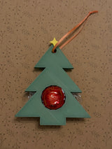 Cadeaulabel in de vorm van een kerstboom met ruimte voor een chocoladebal