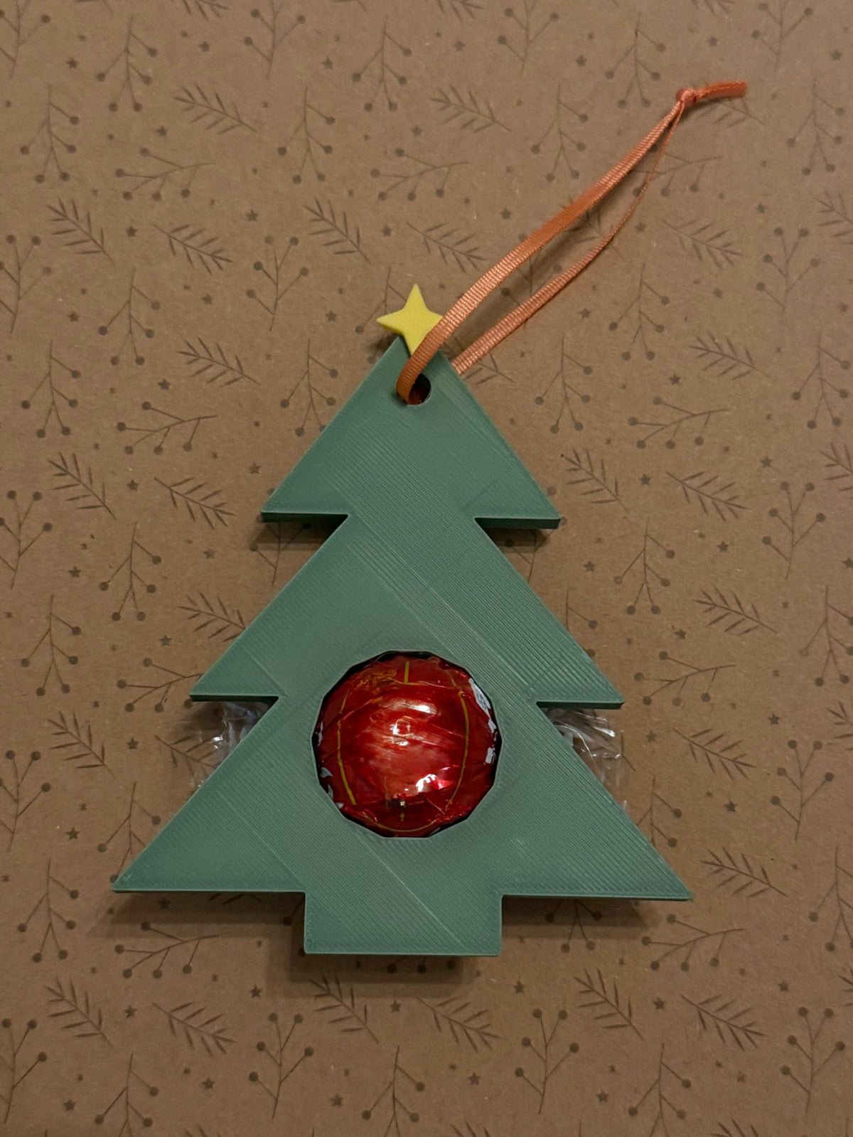 Cadeaulabel in de vorm van een kerstboom met ruimte voor een chocoladebal