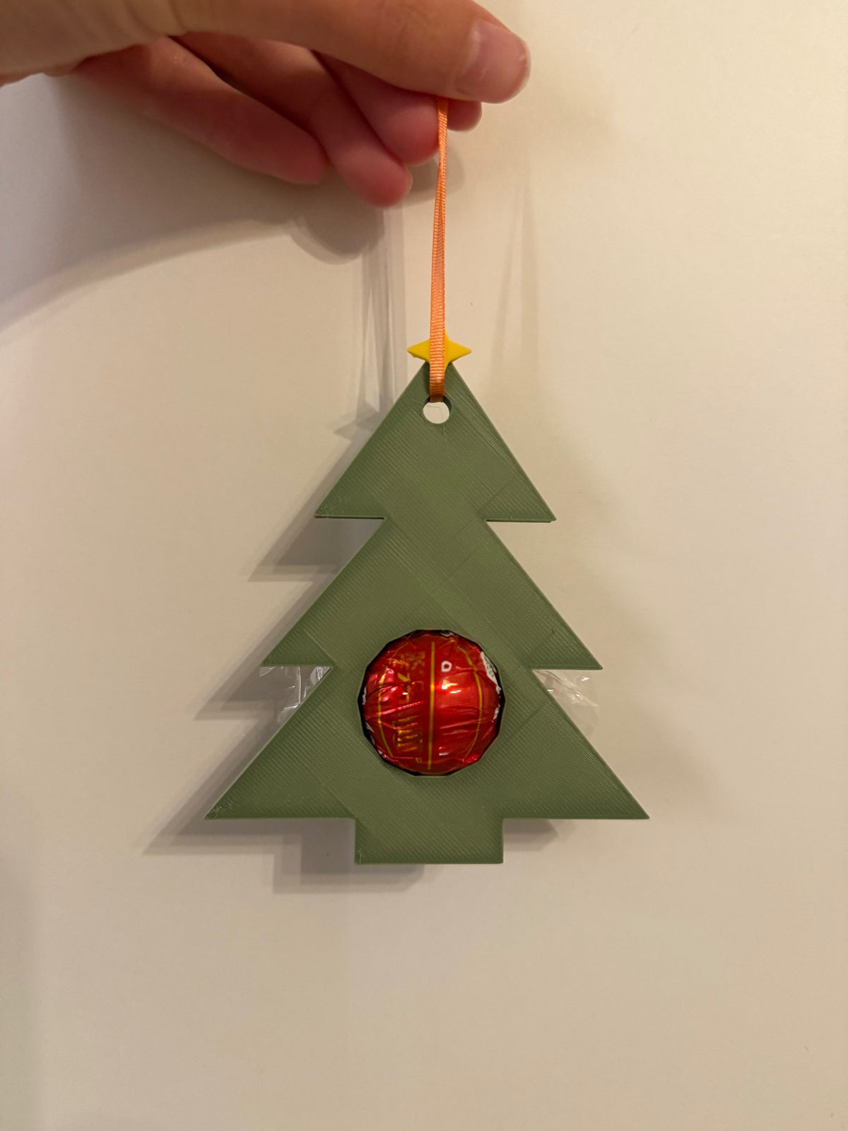 Cadeaulabel in de vorm van een kerstboom met ruimte voor een chocoladebal