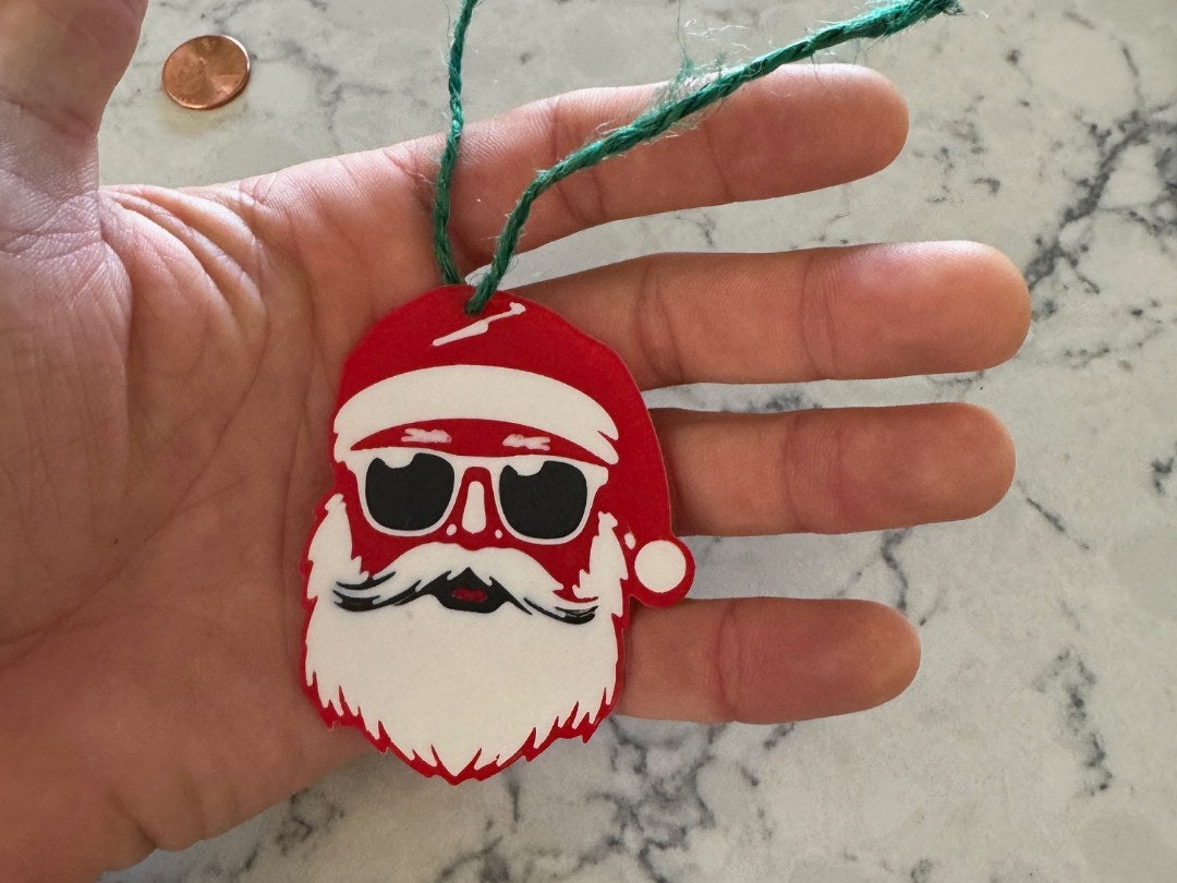 Cadeaulabel met coole kerstman met zonnebril
