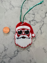Cadeaulabel met coole kerstman met zonnebril