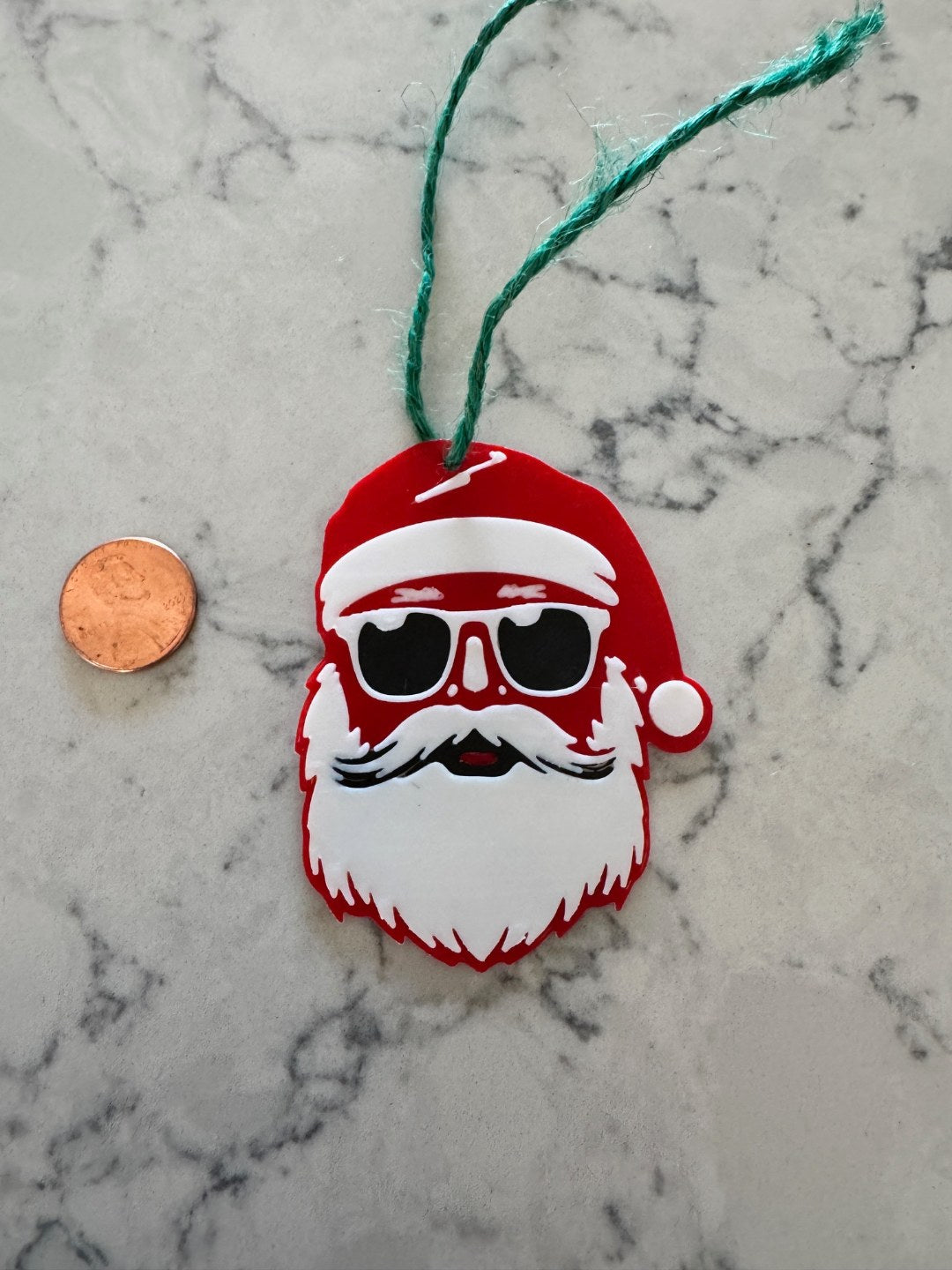 Cadeaulabel met coole kerstman met zonnebril