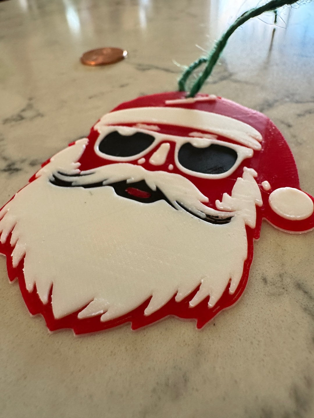 Cadeaulabel met coole kerstman met zonnebril