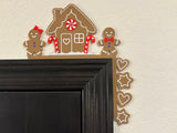 Peperkoekhuisje voor de deurhoek met kerst, links en rechts