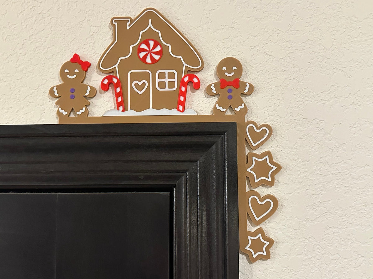 Peperkoekhuisje voor de deurhoek met kerst, links en rechts