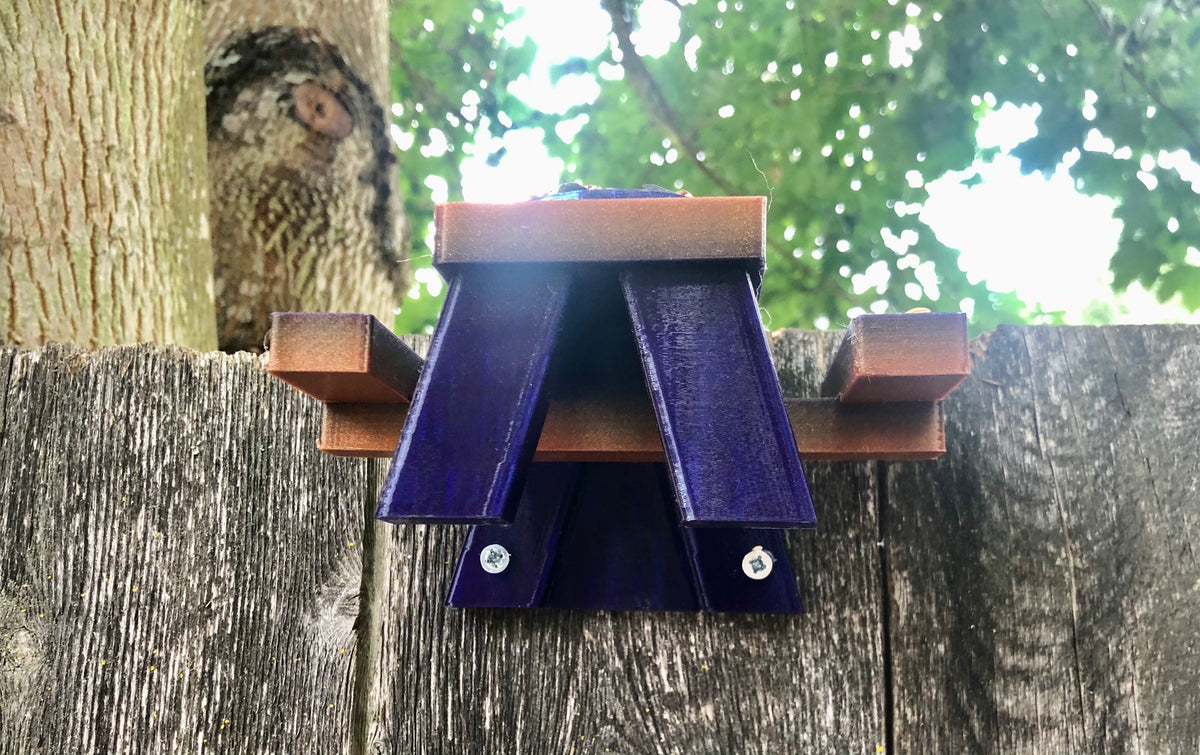 Eekhoornvoederplank in de vorm van een picknicktafel – voor montage op een schutting