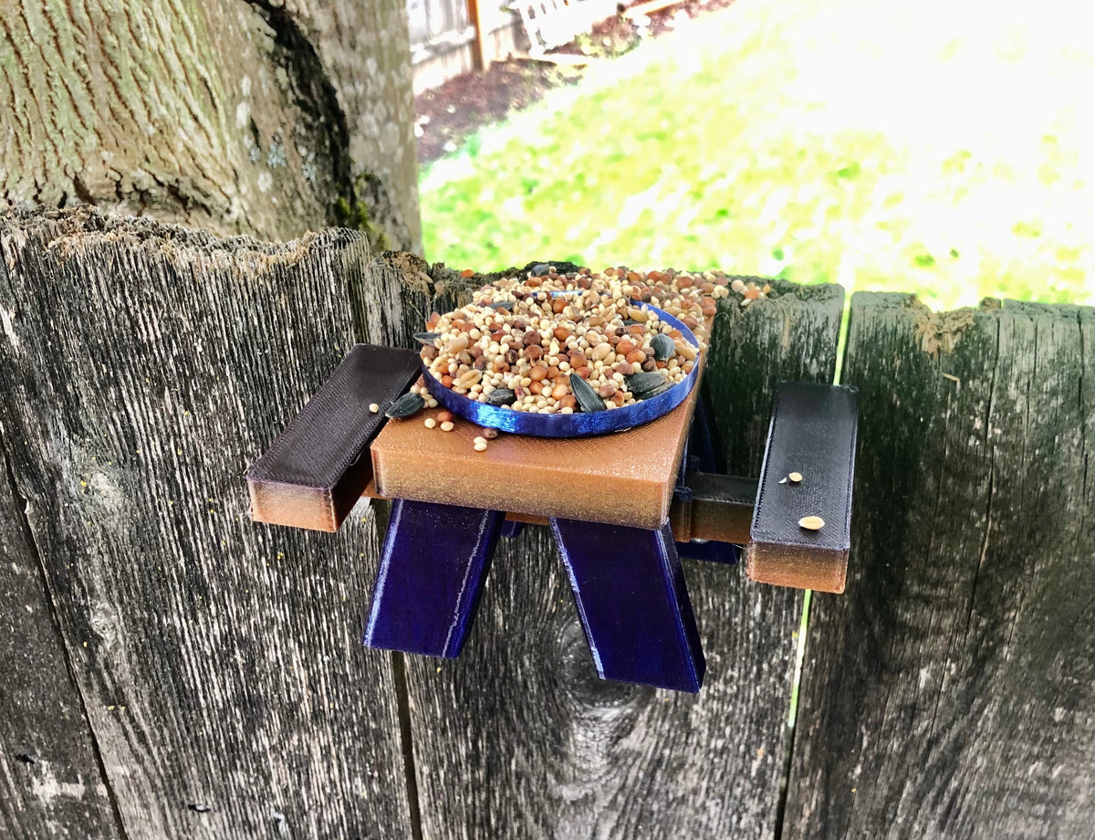 Eekhoornvoederplank in de vorm van een picknicktafel – voor montage op een schutting