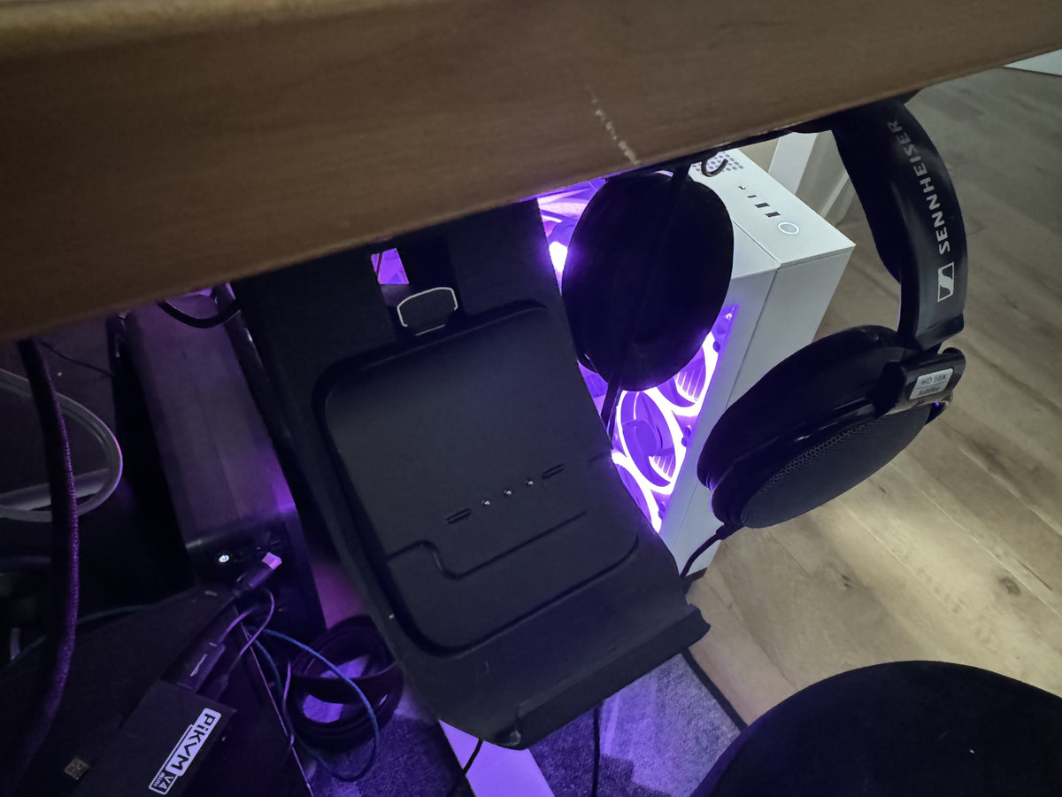 Laadhouder voor Xbox Elite-controller onder het bureaublad