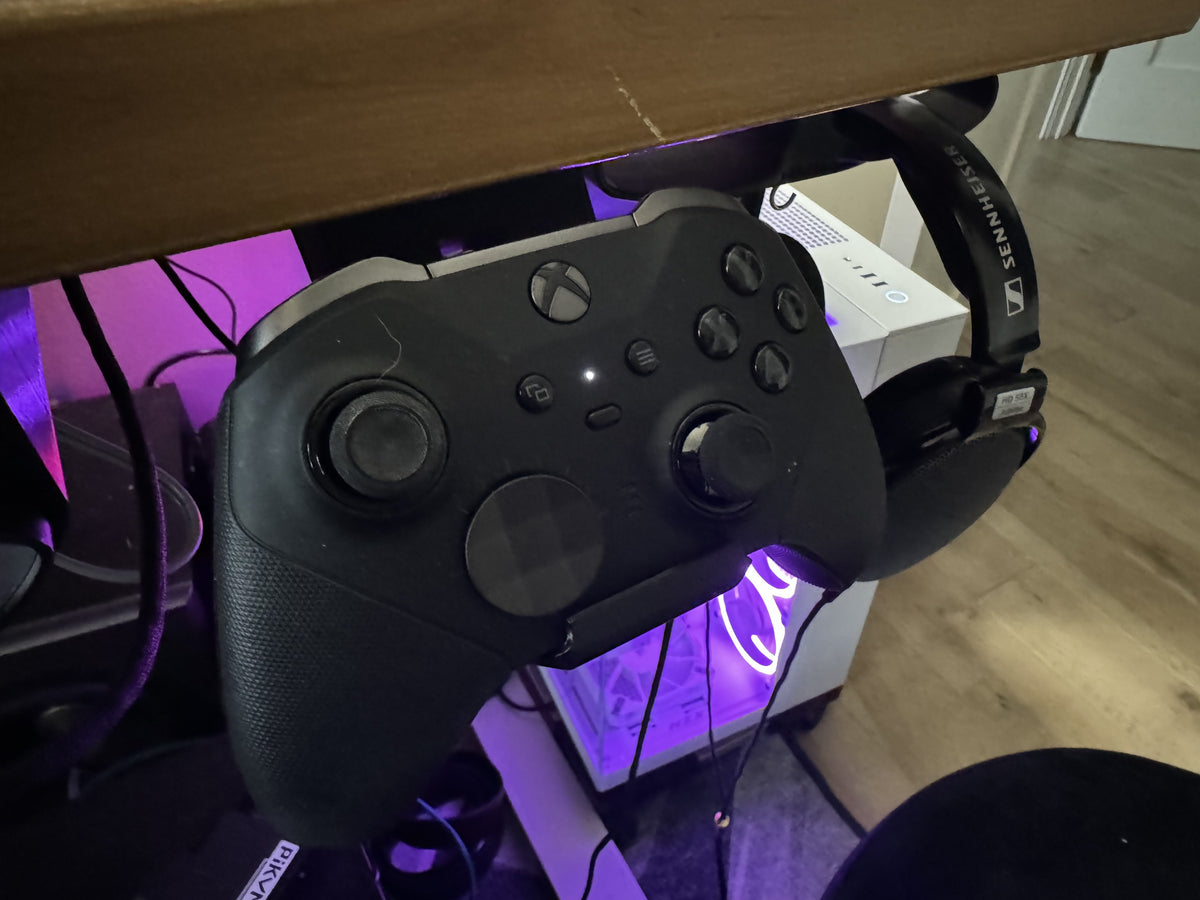 Laadhouder voor Xbox Elite-controller onder het bureaublad