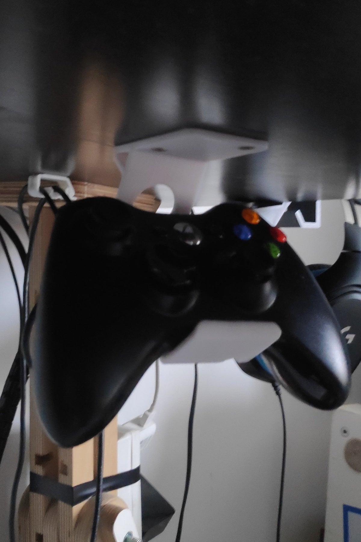 Houder voor Xbox-controller onder het bureaublad – opgeruimde gaming-setup