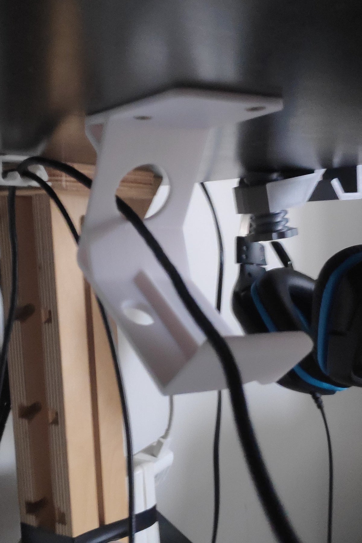 Houder voor Xbox-controller onder het bureaublad – opgeruimde gaming-setup